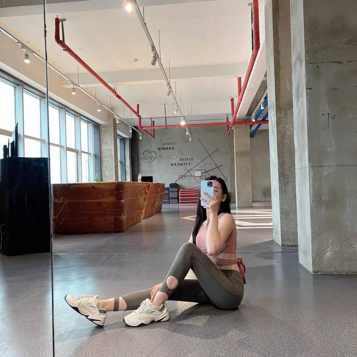 瑜伽小姐姐兼职解锁一字马